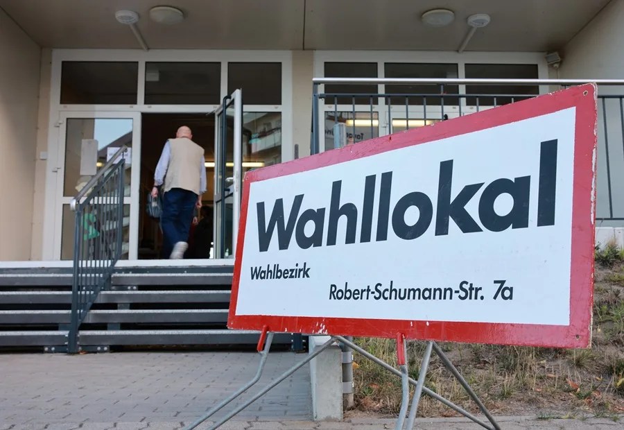 Un hombre entra en un colegio electoral en Tangermünde, Alemania