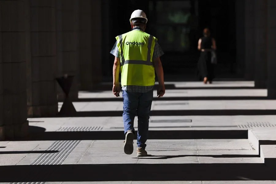 Un trabajador este martes en Madrid.