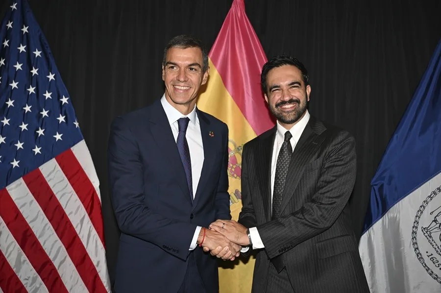 El presidente del Gobierno español, Pedro Sánchez (i), saluda al alcalde de Nueva York, Zohran Mamdani (d).