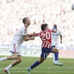 El delantero del Atlético de Madrid Giuliano Simeone recibe un agarrón del defensa del Real Madrid Dean Huijsen (i) que termina en penalti