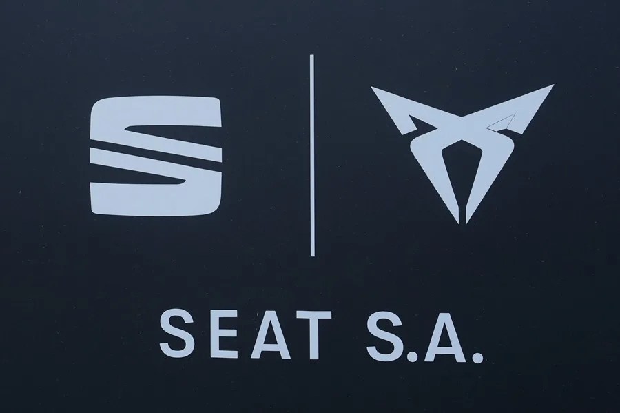 Vista de los logos de Seat y Cupra en la entrada de la factoria de Seat en Martorell