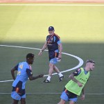 El seleccionador español, Luis de la Fuente (c), durante el entrenamiento de este martes en la Ciudad del Fútbol en Las Rozas (Madrid).
