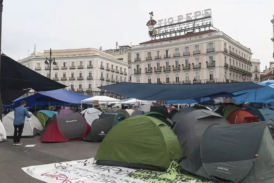 Unas seiscientas personas han amanecido este lunes acampadas en la madrileña Puerta del Sol