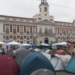 Unas seiscientas personas han amanecido este lunes acampadas en la madrileña Puerta del Sol