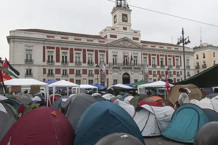 Unas seiscientas personas han amanecido este lunes acampadas en la madrileña Puerta del Sol