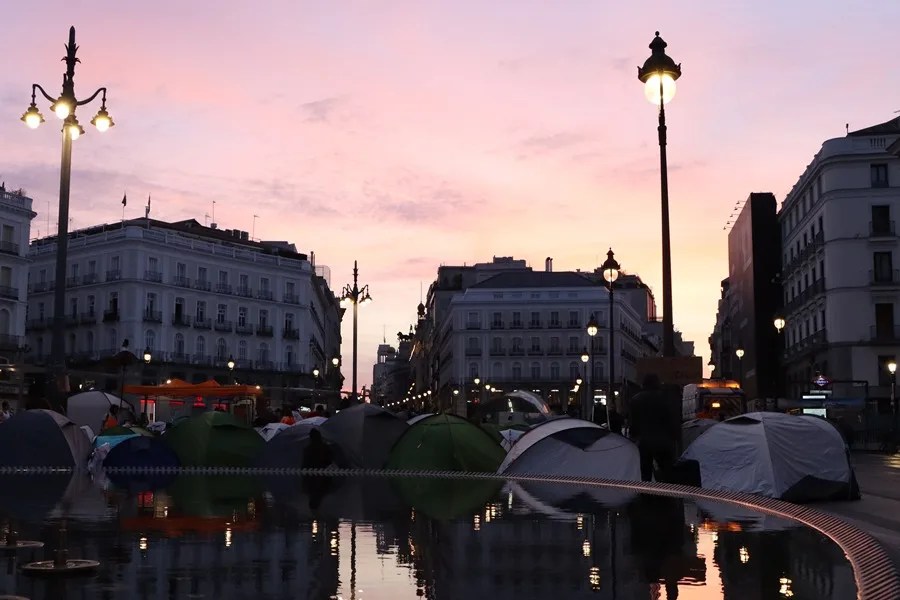 Decenas de tiendas instaladas a primera hora de este domingo en la Puerta del Sol. Centenares de personas han pasado la madrugada de este domingo acampadas en la madrileña Puerta del Sol como protesta por la crisis de la vivienda, exclamando que no aguantan más y que "o cae el rentismo o cae el Gobierno".