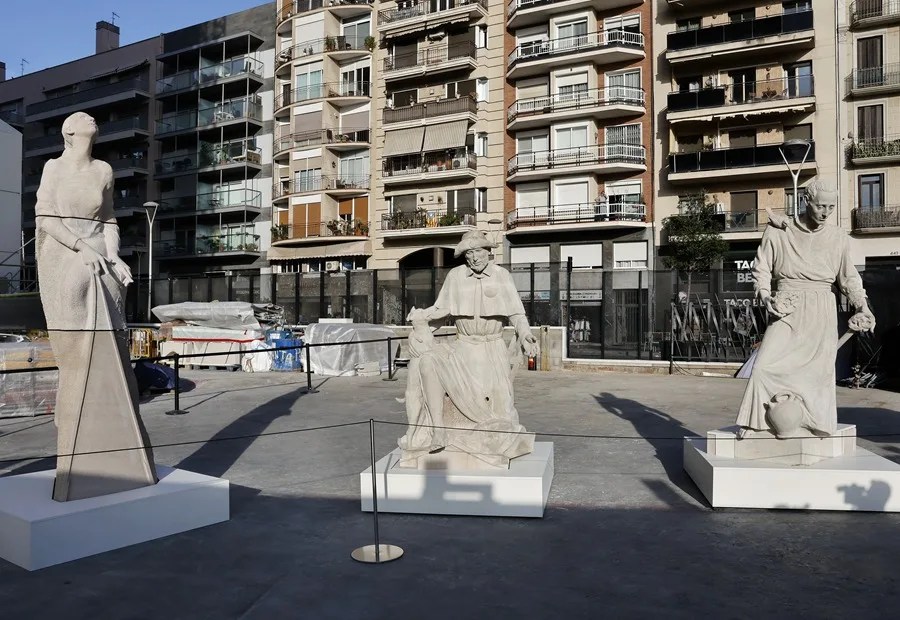 Vista de las nuevas esculturas de Ángels, Sant Roc y Sant Josep Oriol presentadas durante la rueda de prensa sobre los nuevos pasos en la construcción de la basílica de La Sagrada Familia, en la que se ha anunciado que proponen reubicar en un solar aledaño el único edifico afectado por la construcción de la futura fachada de la Gloria, que es la última gran fase en la edificación de una basílica que podría estar terminada en una década.