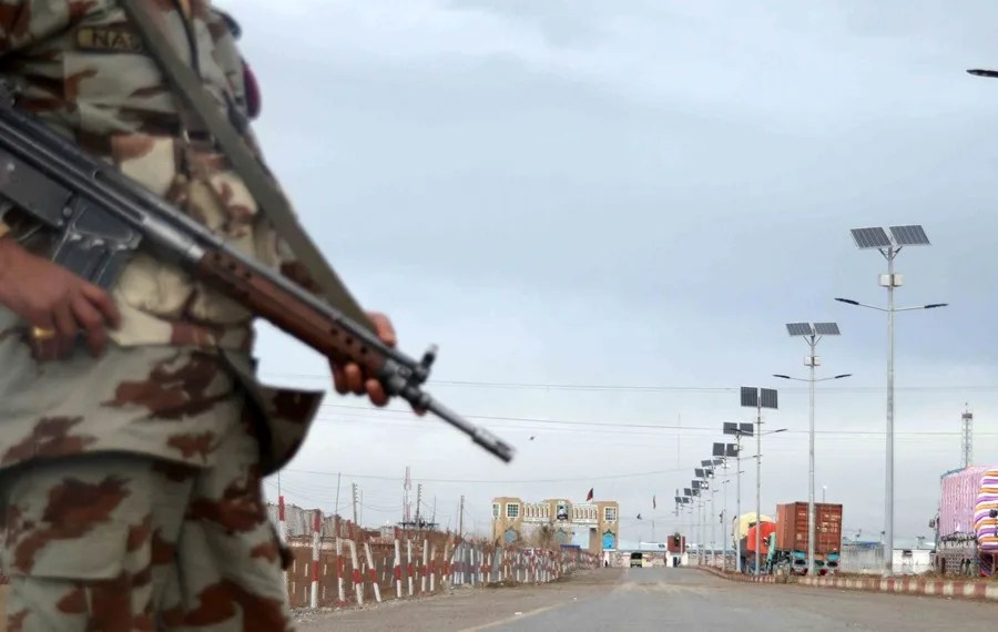 Pakistán afirma haber bombardeado bases afganas en medio de una escalada de tensión