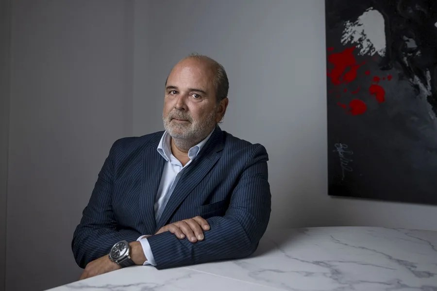 La patronal española de centros de datos, SpainDC, advierte de que será "imposible" que la gigafactoría española de inteligencia artificial (IA) cumpla el futuro real decreto del sector, aunque respalda la iniciativa y asegura que sería "una locura" oponerse a ella. El presidente de SpainDC, Emilio Díaz, reconoce, en una entrevista con EFE, que la asociación no conoce los parámetros de eficiencia y alerta de que la información de la que dispone apunta a que no se ajustarían a la futura norma.- 