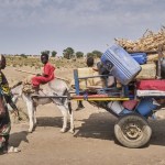 Una familia sudanesa recién llegada a Sudán del Sur con todas sus pertenencias, en Gerbana, una aldea a 22 km de la frontera con Sudán, Sudán del Sur