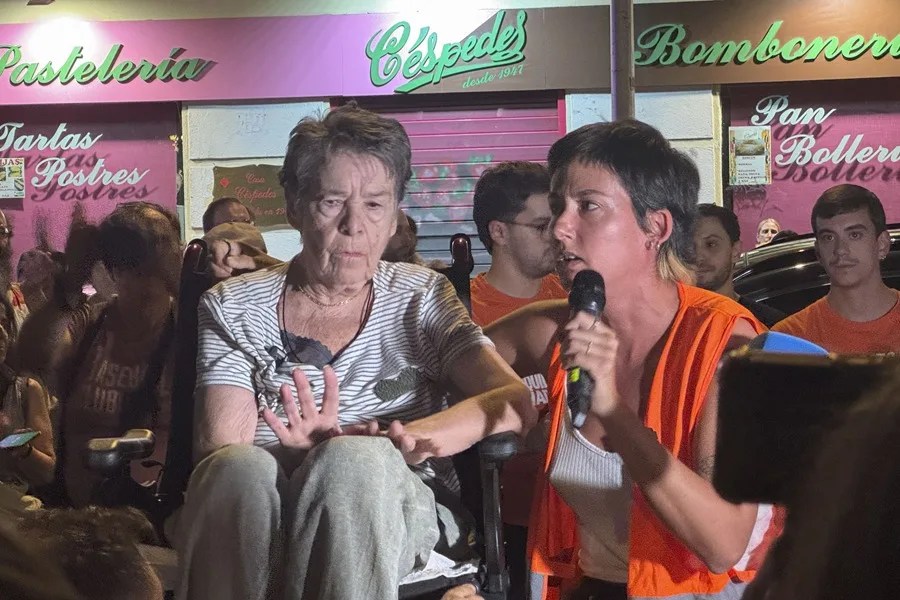 La vecina de 87 años, Maricarmen Abascal (i), acompañada por representantes del movimiento vecinal ´Inquilinas de Madrid´