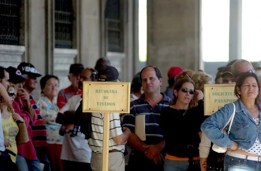 Decenas de personas hacen fila en la embajada de España, en La Habana (Cuba).