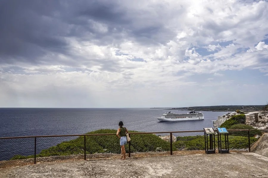 Turistas en la Fortaleza de Isabel II en La Mola, Menorca.
