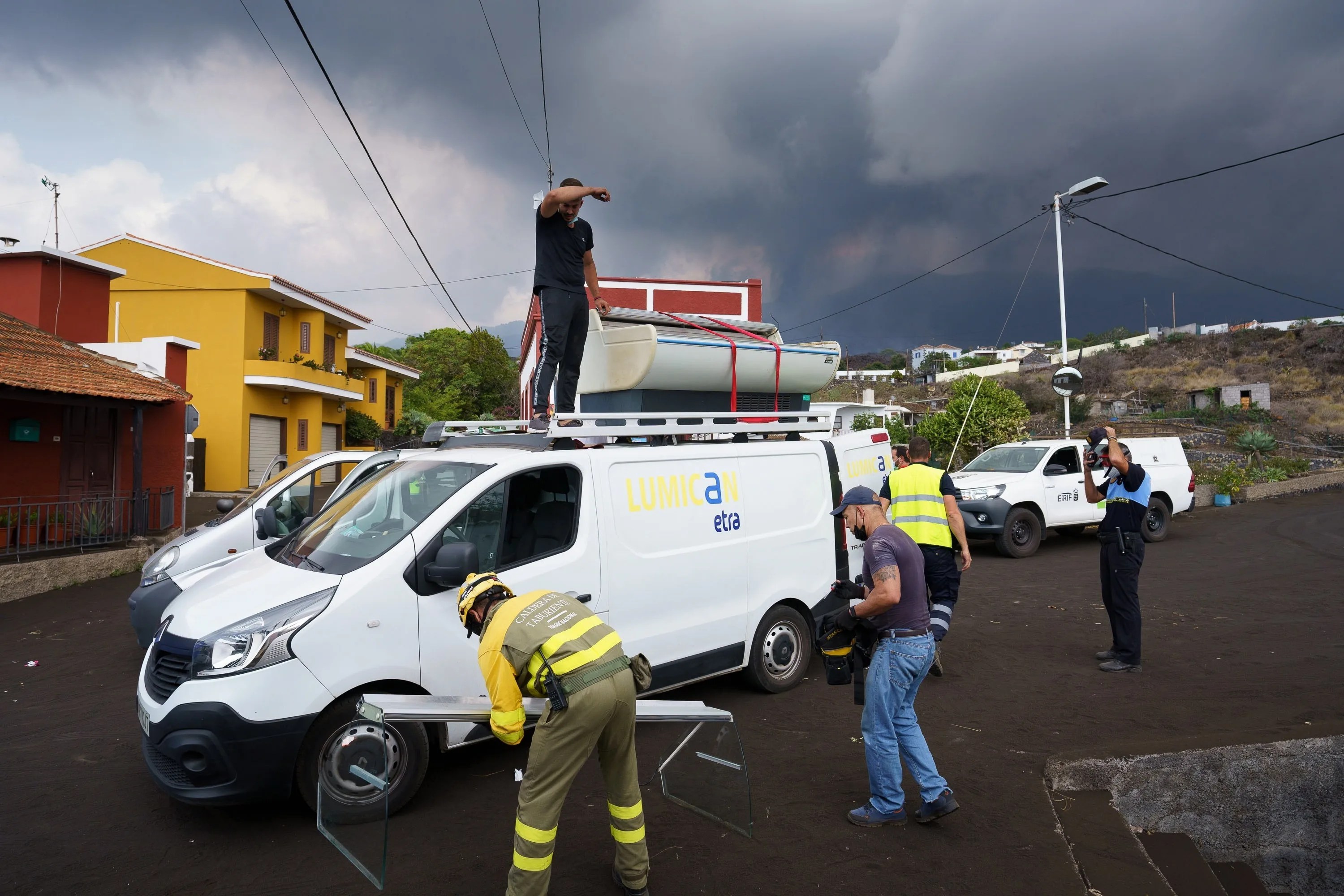 Foto de la evacuación del pueblo de Todoque, en el cuarto día de erupción (22 de septiembre 2021). EFE/Ramón de la Rocha
