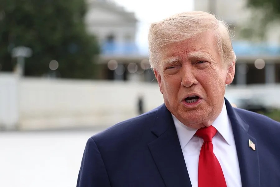 El presidente de Estados Unidos, Donald Trump, habla desde la Casa Blanca este sábado en Washington (EE.UU.).