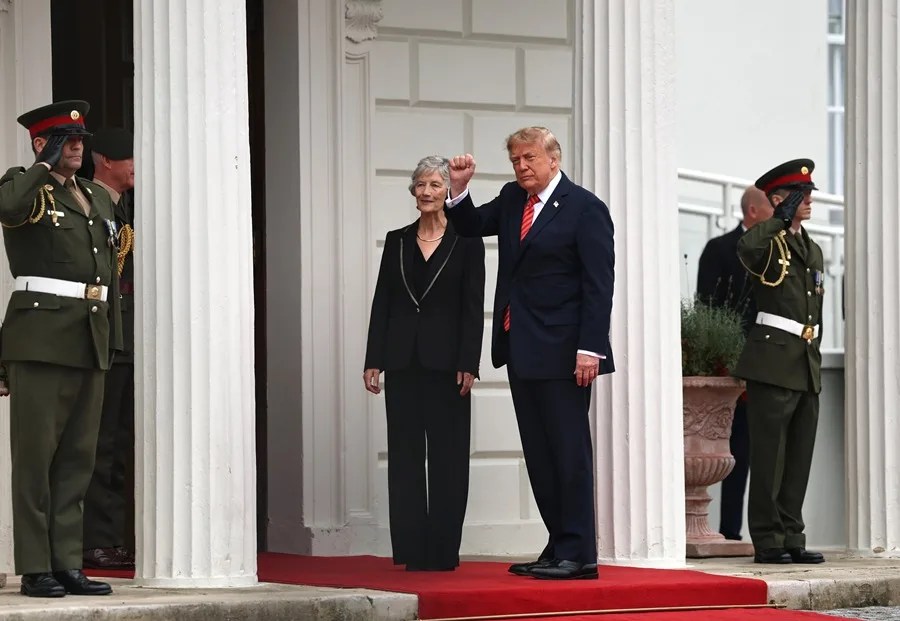 La presidenta irlandesa, Catherine Connolly, recibió este sábado en Dublín a su homólogo estadounidense, Donald Trump, en una breve y fría visita de cortesía.