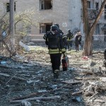 Servicios de emergencia en el lugar de los hechos tras un ataque ruso contra Kramatorsk, en la región de Donetsk