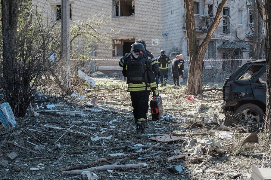 Servicios de emergencia en el lugar de los hechos tras un ataque ruso contra Kramatorsk, en la región de Donetsk