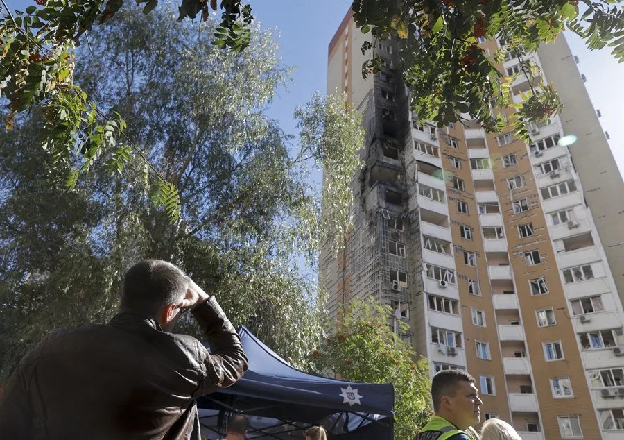 Equipos de rescate ucranianos trabajan en el lugar de un ataque ruso contra un edificio residencial de gran altura en Kiev, Ucrania.