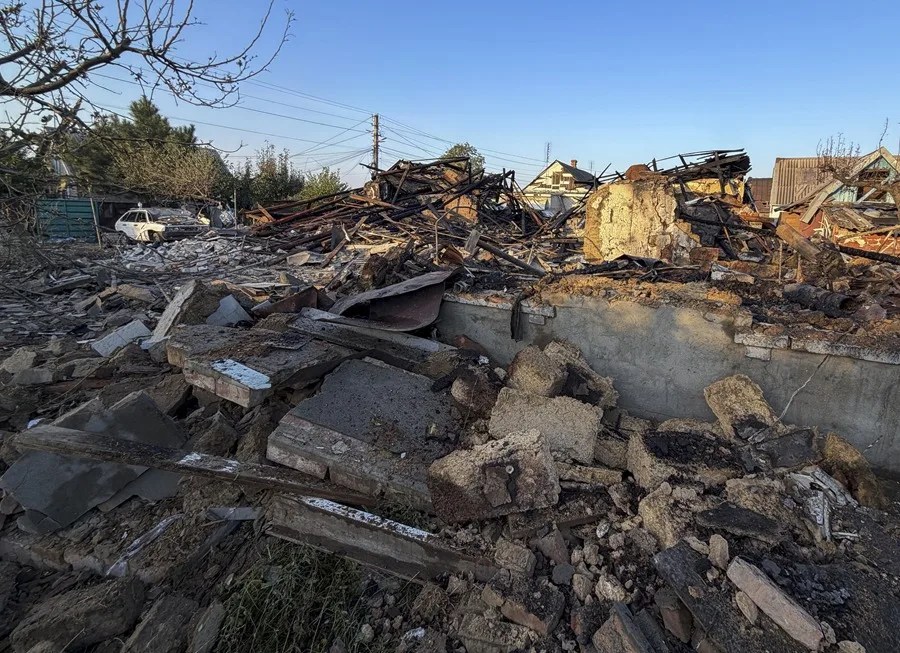 Vista del lugar donde tuvo lugar un ataque ruso contra un edificio en Zaporiyia, Ucrania.