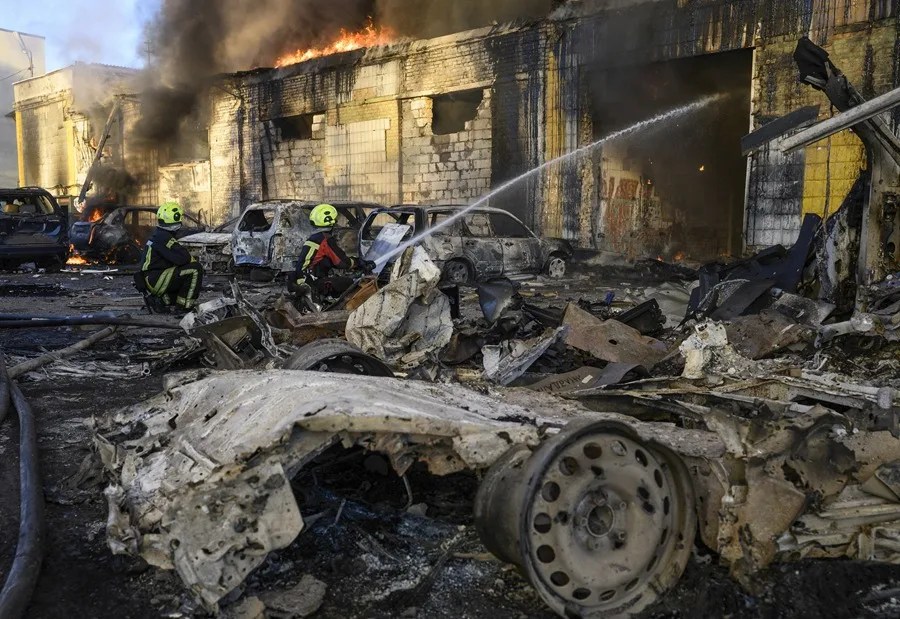 Equipos de rescate ucranianos trabajan en el lugar de un ataque ruso en Kiev, Ucrania