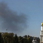 Se eleva humo sobre el horizonte de la ciudad, detrás de la Catedral de Santa Sofía, tras un ataque con drones en Kiev
