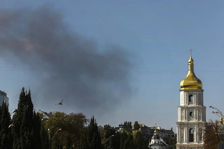 Se eleva humo sobre el horizonte de la ciudad, detrás de la Catedral de Santa Sofía, tras un ataque con drones en Kiev