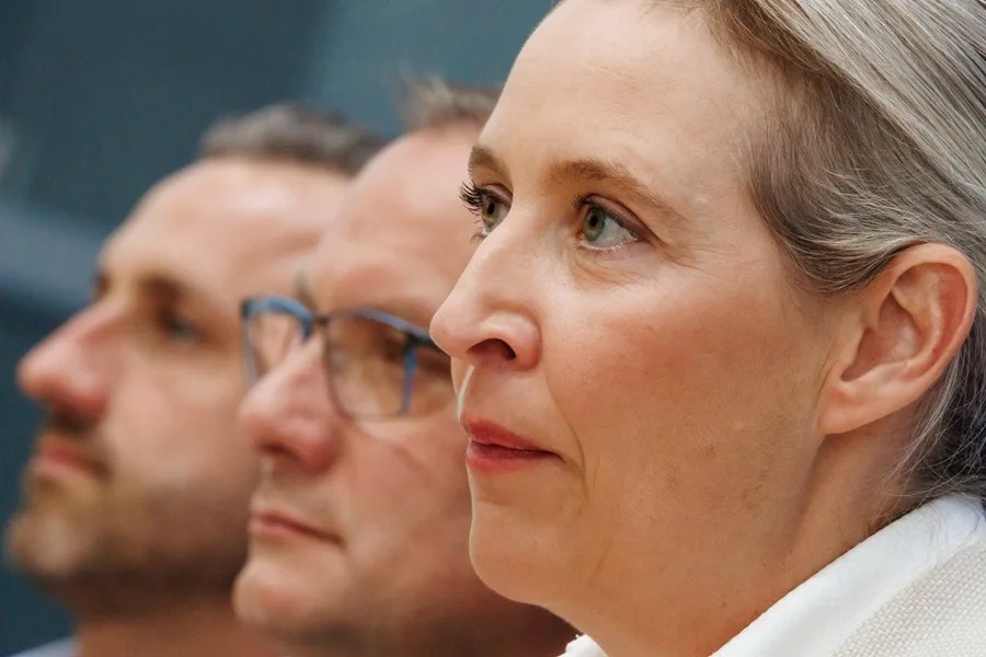 Alice Weidel (derecha), colíder del partido y del grupo parlamentario Alternativa para Alemania (AfD), observa junto a Ulrich Siegmund (izquierda), cabeza de lista del AfD en Sajonia-Anhalt, y Tino Chrupalla (centro), colíder del partido y del grupo parlamentario, durante una rueda de prensa en Berlín