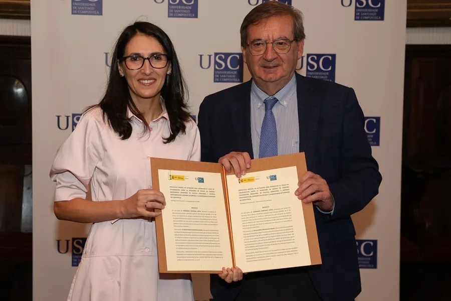 La rectora de la Universidad de Santiago, Rosa Crujeiras (i), y el secretario de Estado de Memoria Democrática, Fernando Martínez
