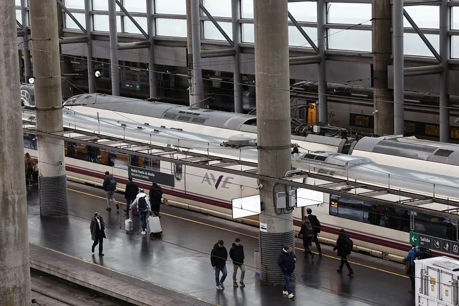 Trenes del AVE en la estación de Atocha en Madrid.