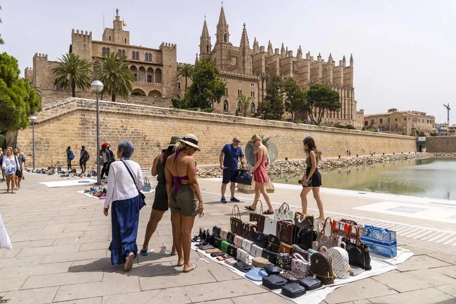 Un vendedor ambulante en la explanada de la catedral de Palma este viernes
