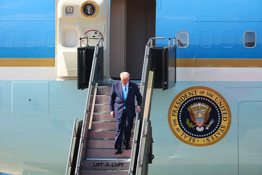 El presidente de Estados Unidos, Donald Trump, baja del Air Force One.