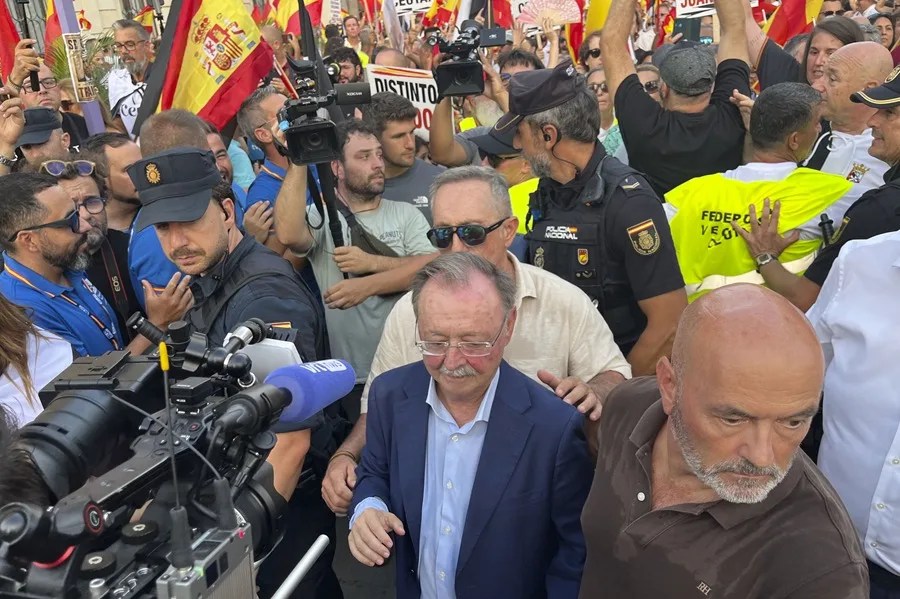 El presidente de la Ciudad Autónoma de Ceuta Juan Jesús Vivas (c)