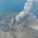 Vista aérea del volcán Anak Krakatau expulsando materiales volcánicos al aire