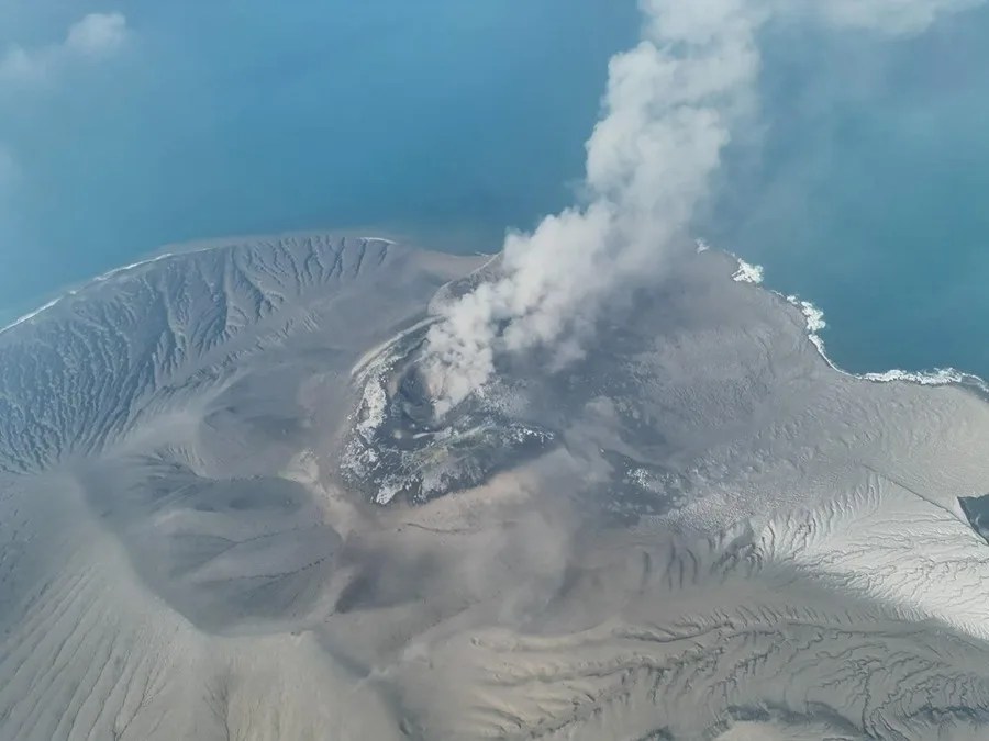 Vista aérea del volcán Anak Krakatau expulsando materiales volcánicos al aire