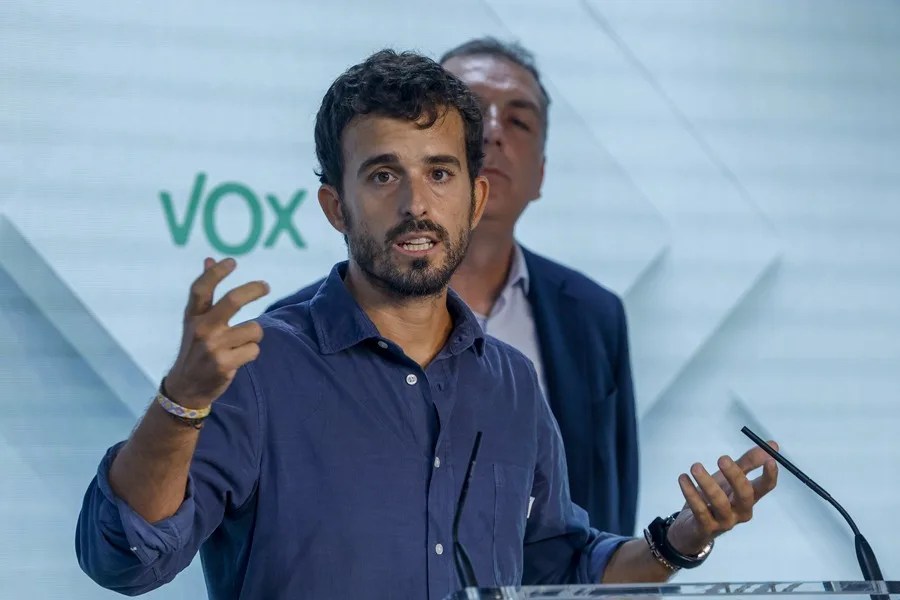 El diputado de VOX Carlos Hernández Quero durante la rueda de prensa ofrecida este lunes en la sede de la formación, en Madrid