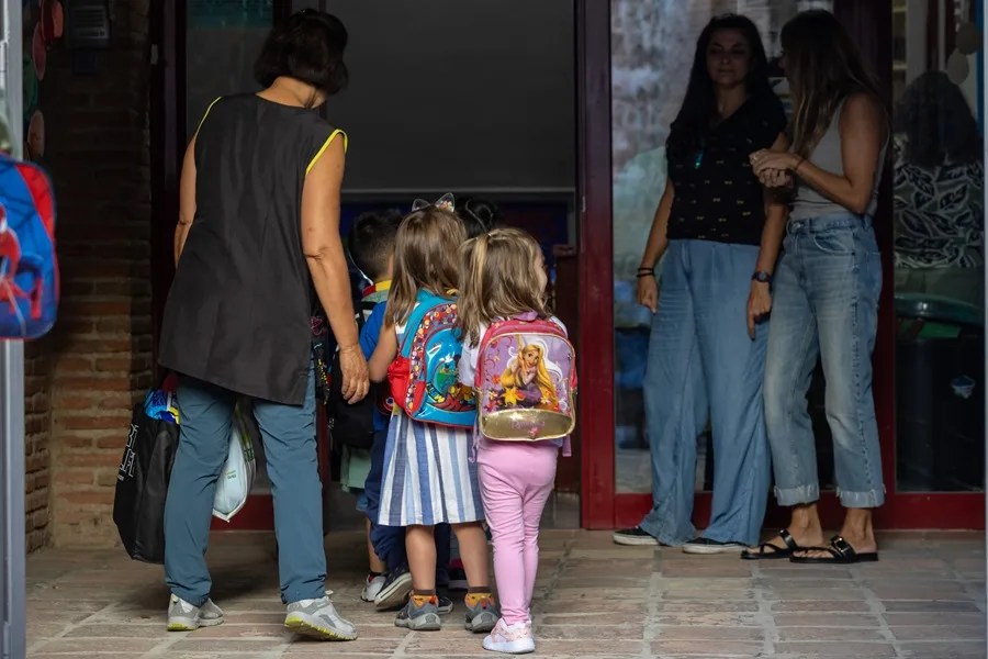 Varios padres con sus hijos a su llegada al Colegio San Lucas y María de Toledo