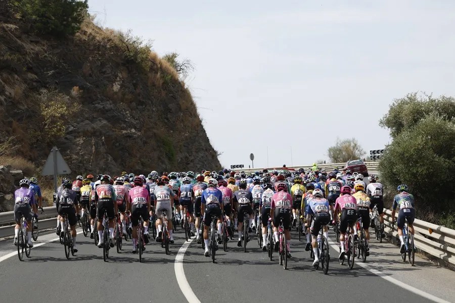 El pelotón ciclista durante la 13ª etapa de La Vuelta a España