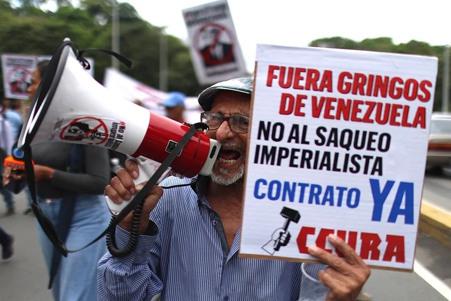 Chavistas protestan contra el acuerdo petrolero de EE.UU. y Venezuela y piden salarios dignos