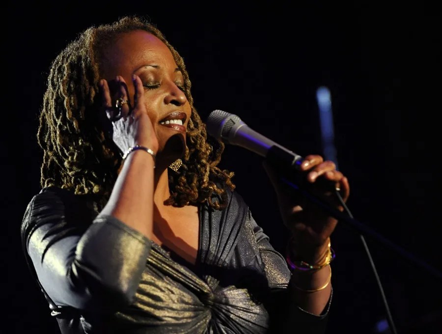 Cassandra Wilson, la cantante que revolucionó el jazz con fusiones, muere a los 70 años