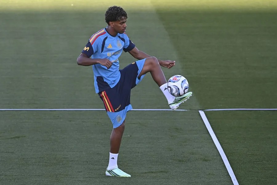 El delantero de la selección española Lamine Yamal (c), este martes durante el entrenamiento