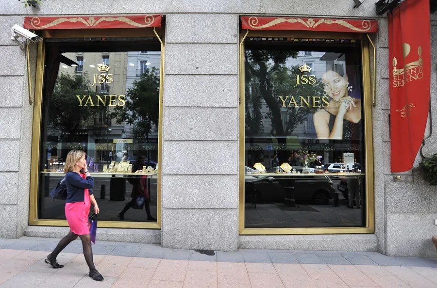 Vista del escaparate de la joyería "Yanes", situada en la calle Serrano, de Madrid.