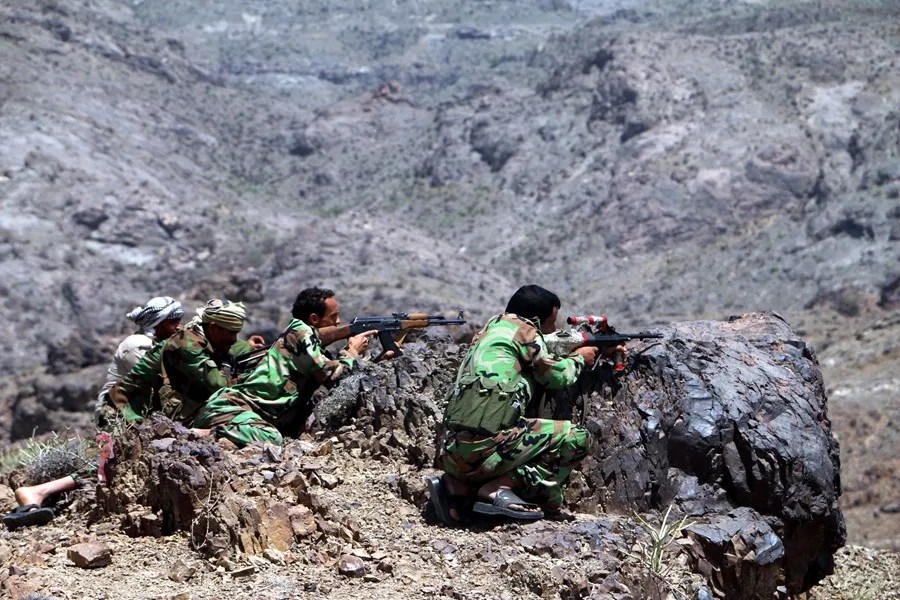 Fuerzas pro-gubernamentales yemeníes participan en operaciones militares en posiciones hutíes.