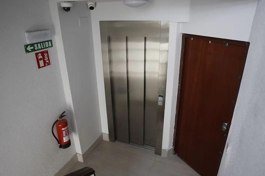 Puerta de la vivienda precintada donde la Guardia Civil y la Policía Foral han detenido en Pamplona a al hombre