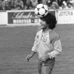 Maradona: el 'pibe' de rizos que sorprendió al fútbol argentino hace 50 años en su debut | Por Sebastián Rodríguez Mora | Buenos Aires (EFE).- Un adolescente de 15 años, cabello rizado y talento desbordante saltó hace medio siglo al campo de Argentinos Juniors para disputar sus primeros minutos como futbolista profesional y deslumbrar a los presentes con destellos que anticipaban la extraordinaria carrera que convertiría a Diego Armando Maradona en una de las mayores leyendas del fútbol mundial. Aquel 20 de octubre de 1976, Maradona ingresó en el entretiempo del partido que enfrentaba al 'Bicho' con Talleres de Córdoba por la octava fecha de la Zona D del Campeonato Nacional de Argentina. El encuentro acabó en derrota por 0-1 para el local y se disputó en el estadio que, desde 2003, lleva el nombre de ese joven de 15 años. En una entrevista años después de su retiro, Maradona destacó aquel partido: "Una sola vez en mi carrera tuve la sensación de tocar el cielo con las manos. Fue el día de mi debut en Primera División". "Lo cierto es que Argentinos era el decorado de aquel partido, nosotros fuimos a ver a Talleres", relata a EFE Juan Carlos Mena, periodista deportivo que estuvo presente en el debut del 'Pelusa' y que desde hace algunos años vive a apenas dos cuadras de aquel estadio, ubicado en el barrio de La Paternal, en Buenos Aires. Mena y otros integrantes del prestigioso semanario deportivo argentino El Gráfico habían concurrido ese miércoles por la tarde a ver al equipo cordobés, que era la sensación del torneo, pero algo cambió con el comienzo del segundo tiempo cuando Juan Carlos Montes, entrenador de Argentinos Juniors, reemplazó a Rubén Giacobetti por un adolescente con la camiseta número 16 al que le quedaba grande el uniforme. "Había un sol que te mataba en la tribuna. Este 'pibe' (joven) morocho y de rulos (rizos) ni sombra hacía en la cancha, pero recuerdo con claridad que la primera pelota que le llegó la paró de pecho y pisándola hacia adelante le hizo un caño al rival que había ido a atorarlo", cuenta Mena, y agrega que en ese momento algunos de los 7.000 concurrentes descubrieron que ya lo habían visto antes. En los años previos a su debut, y mientras jugaba en el equipo 'Los Cebollitas' en torneos infantiles de Buenos Aires, Maradona aparecía en los entretiempos de los partidos de Argentinos Juniors para entretener al público con su dominio exquisito del balón, que a modo de un malabarista sostenía durante minutos sobre su cabeza. Héctor Vega Onesime, quien dirigía El Gráfico en ese entonces, también estuvo en aquel encuentro ante Talleres y, consultado por EFE sobre sus recuerdos de aquel día, responde desempolvando el comentario que publicó sobre el desempeño de aquel joven debutante, al que calificó con siete puntos sobre diez. "Ni siquiera la inclusión del sorprendente, habilidoso e inteligente ex 'Cebollita' Maradona alcanzó para resolver el problema", escribió Vega Onesime, quizás sin saber que firmaba la primera de las millones de páginas dedicadas al astro argentino. Un legado que perdura Maradona falleció el 25 de noviembre de 2020, a los 60 años, producto de una insuficiencia cardíaca. Desde entonces, su legado se extendió incluso más allá del mito que había alcanzado en vida. A través de YouTube y en redes sociales, millones de argentinos -y extranjeros- se enamoraron del juego y la personalidad del 'Diez', cuyo rostro sigue presente en incontables murales que cubren paredes de todo el país. "La historia moderna de Argentina no se explica sin Maradona, por lo que impactó en la vida de las personas. Sin haberlo visto en vivo y, lamentablemente, ni siquiera haberlo cruzado, me parece que es el argentino más argentino que yo conozco. Es un orgullo", dice a EFE el periodista deportivo Marcos Bonocore, de 26 años y que trabaja como cronista en el estadio en el que Maradona disputó su última etapa como futbolista, la Bombonera. Bonocore nació tres años después del retiro del Diez y recién le prestó atención a sus diez años, durante su paso por el banquillo de la selección argentina en el Mundial 2010. En su valoración futbolística, reconoce que Lionel Messi logró mucho más que el otro gran talento argentino, pero remarca: "Me interpela más Diego, porque además era de Boca Juniors como yo".