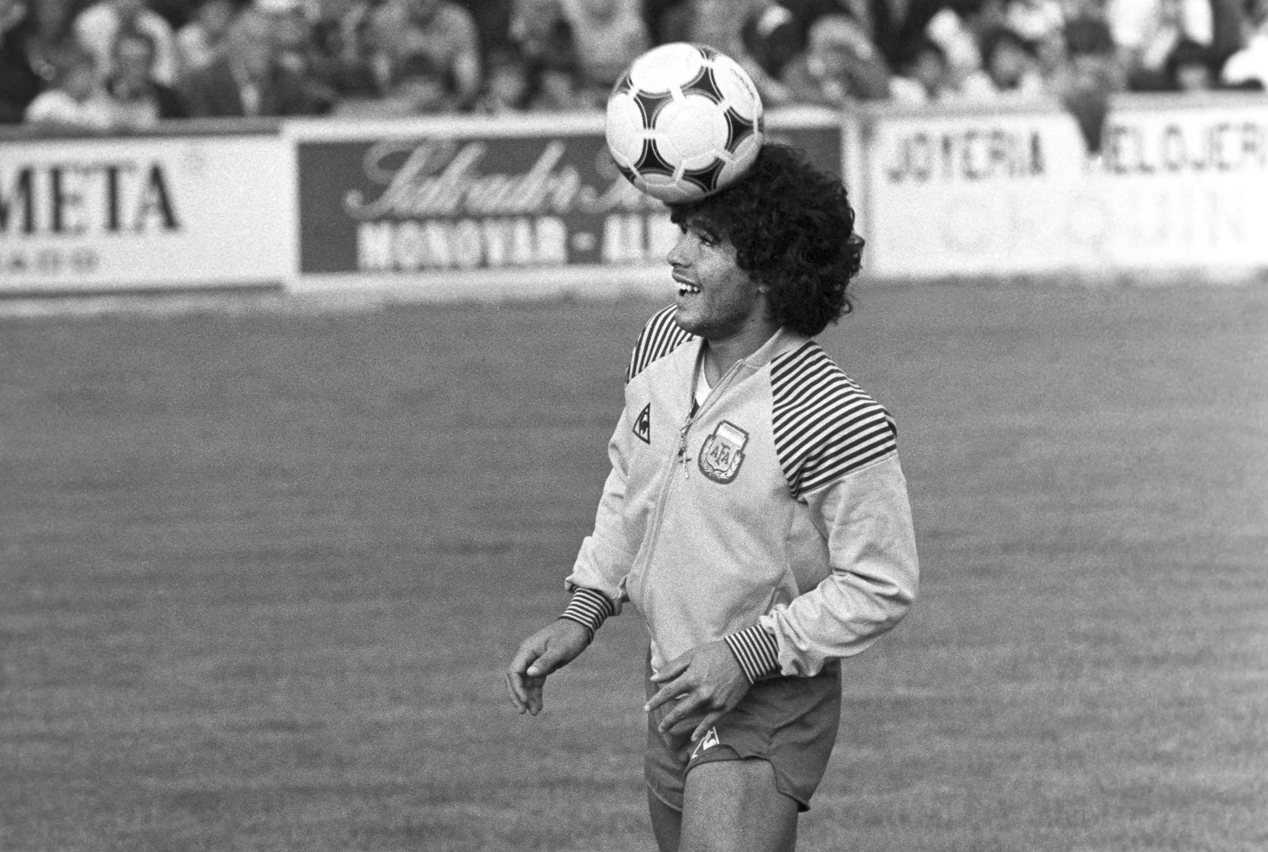 Maradona: el 'pibe' de rizos que sorprendió al fútbol argentino hace 50 años en su debut | Por Sebastián Rodríguez Mora | Buenos Aires (EFE).- Un adolescente de 15 años, cabello rizado y talento desbordante saltó hace medio siglo al campo de Argentinos Juniors para disputar sus primeros minutos como futbolista profesional y deslumbrar a los presentes con destellos que anticipaban la extraordinaria carrera que convertiría a Diego Armando Maradona en una de las mayores leyendas del fútbol mundial. Aquel 20 de octubre de 1976, Maradona ingresó en el entretiempo del partido que enfrentaba al 'Bicho' con Talleres de Córdoba por la octava fecha de la Zona D del Campeonato Nacional de Argentina. El encuentro acabó en derrota por 0-1 para el local y se disputó en el estadio que, desde 2003, lleva el nombre de ese joven de 15 años. En una entrevista años después de su retiro, Maradona destacó aquel partido: "Una sola vez en mi carrera tuve la sensación de tocar el cielo con las manos. Fue el día de mi debut en Primera División". "Lo cierto es que Argentinos era el decorado de aquel partido, nosotros fuimos a ver a Talleres", relata a EFE Juan Carlos Mena, periodista deportivo que estuvo presente en el debut del 'Pelusa' y que desde hace algunos años vive a apenas dos cuadras de aquel estadio, ubicado en el barrio de La Paternal, en Buenos Aires. Mena y otros integrantes del prestigioso semanario deportivo argentino El Gráfico habían concurrido ese miércoles por la tarde a ver al equipo cordobés, que era la sensación del torneo, pero algo cambió con el comienzo del segundo tiempo cuando Juan Carlos Montes, entrenador de Argentinos Juniors, reemplazó a Rubén Giacobetti por un adolescente con la camiseta número 16 al que le quedaba grande el uniforme. "Había un sol que te mataba en la tribuna. Este 'pibe' (joven) morocho y de rulos (rizos) ni sombra hacía en la cancha, pero recuerdo con claridad que la primera pelota que le llegó la paró de pecho y pisándola hacia adelante le hizo un caño al rival que había ido a atorarlo", cuenta Mena, y agrega que en ese momento algunos de los 7.000 concurrentes descubrieron que ya lo habían visto antes. En los años previos a su debut, y mientras jugaba en el equipo 'Los Cebollitas' en torneos infantiles de Buenos Aires, Maradona aparecía en los entretiempos de los partidos de Argentinos Juniors para entretener al público con su dominio exquisito del balón, que a modo de un malabarista sostenía durante minutos sobre su cabeza. Héctor Vega Onesime, quien dirigía El Gráfico en ese entonces, también estuvo en aquel encuentro ante Talleres y, consultado por EFE sobre sus recuerdos de aquel día, responde desempolvando el comentario que publicó sobre el desempeño de aquel joven debutante, al que calificó con siete puntos sobre diez. "Ni siquiera la inclusión del sorprendente, habilidoso e inteligente ex 'Cebollita' Maradona alcanzó para resolver el problema", escribió Vega Onesime, quizás sin saber que firmaba la primera de las millones de páginas dedicadas al astro argentino. Un legado que perdura Maradona falleció el 25 de noviembre de 2020, a los 60 años, producto de una insuficiencia cardíaca. Desde entonces, su legado se extendió incluso más allá del mito que había alcanzado en vida. A través de YouTube y en redes sociales, millones de argentinos -y extranjeros- se enamoraron del juego y la personalidad del 'Diez', cuyo rostro sigue presente en incontables murales que cubren paredes de todo el país. "La historia moderna de Argentina no se explica sin Maradona, por lo que impactó en la vida de las personas. Sin haberlo visto en vivo y, lamentablemente, ni siquiera haberlo cruzado, me parece que es el argentino más argentino que yo conozco. Es un orgullo", dice a EFE el periodista deportivo Marcos Bonocore, de 26 años y que trabaja como cronista en el estadio en el que Maradona disputó su última etapa como futbolista, la Bombonera. Bonocore nació tres años después del retiro del Diez y recién le prestó atención a sus diez años, durante su paso por el banquillo de la selección argentina en el Mundial 2010. En su valoración futbolística, reconoce que Lionel Messi logró mucho más que el otro gran talento argentino, pero remarca: "Me interpela más Diego, porque además era de Boca Juniors como yo".
