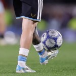 En el minuto 10, el partido paró y el Monumental se levantó para ovacionar al diez