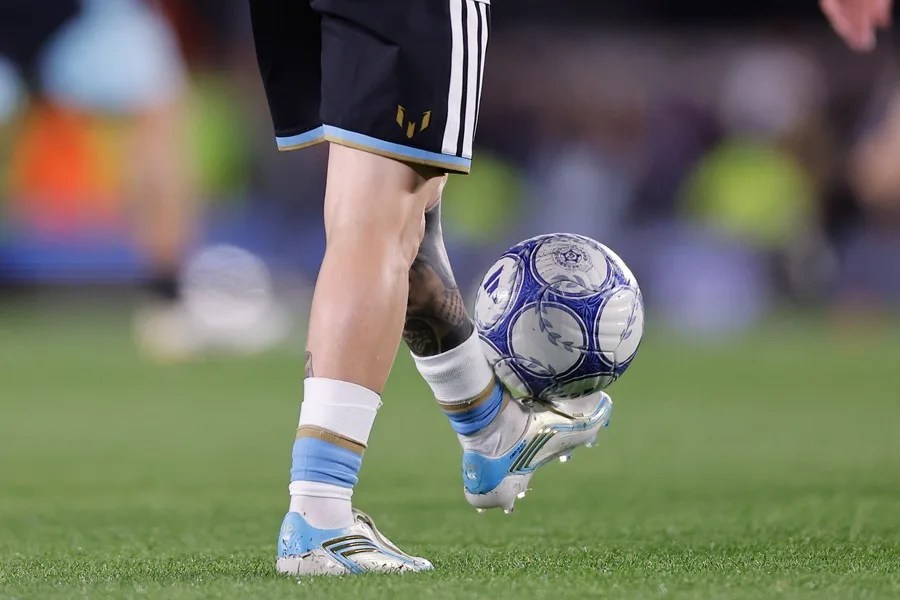 En el minuto 10, el partido paró y el Monumental se levantó para ovacionar al diez