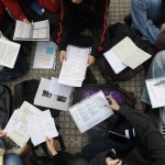 Imagen de archivo de un grupo de estudiantes antes de la selectividad en la UPNA