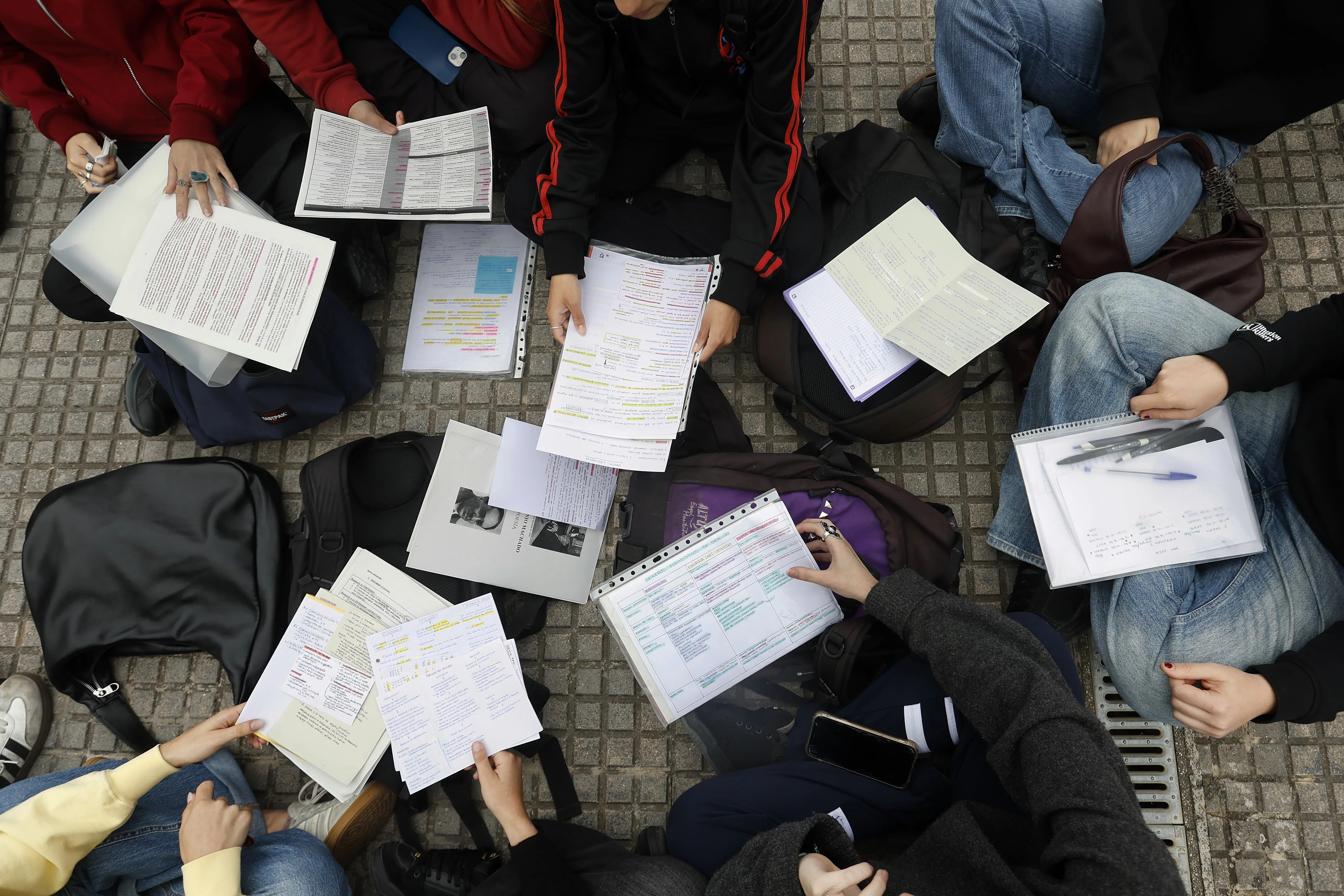 Imagen de archivo de un grupo de estudiantes antes de la selectividad en la UPNA